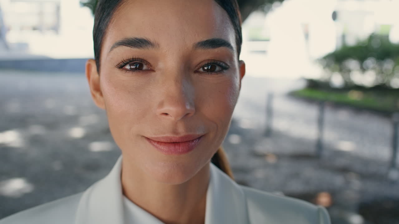 클로즈업 아름다운 여성 얼굴, 자신감 넘치는 시선, 야외에서, 우아한 사업가