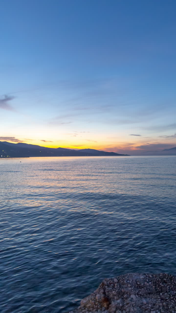 해가 서서히 바다 위에 서는 모습