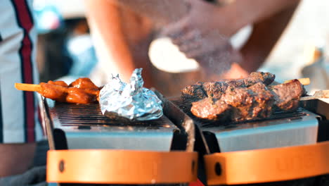 Deliciosos-Palitos-De-Carne-Recogidos-De-La-Parrilla-Y-Servidos.