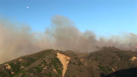tiro largo del viento que lleva humo de los incendios forestales que arden en el sur de california