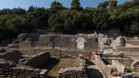 panorámica sobre las ruinas en el antiguo sitio romano de butrint en albania