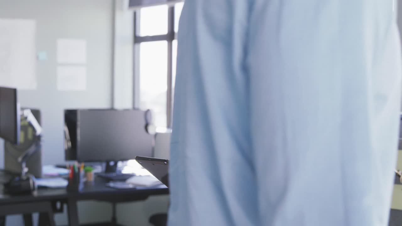 현대적 인 사무실 에서 일 하는 사업가