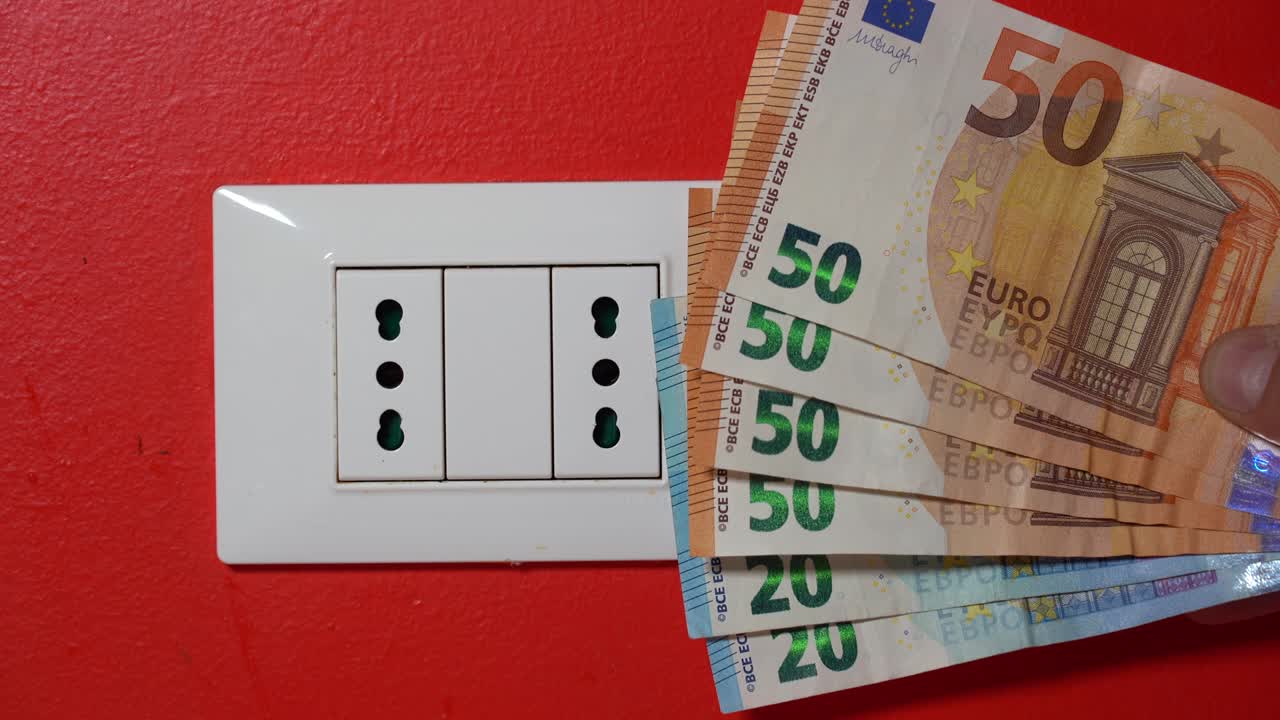 европа, италия, увеличение стоимости счетов за газ и электричество приводит к увеличению цены на закупку сырья, денег банкноты евро и бытового отопительного радиатора