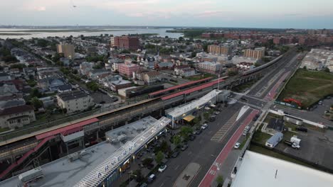 Una-Vista-Aérea-De-Arverne,-Ny,-Junto-A-Una-Estación-De-Tren-Elevada-Y-Una-Carretera-Vacía