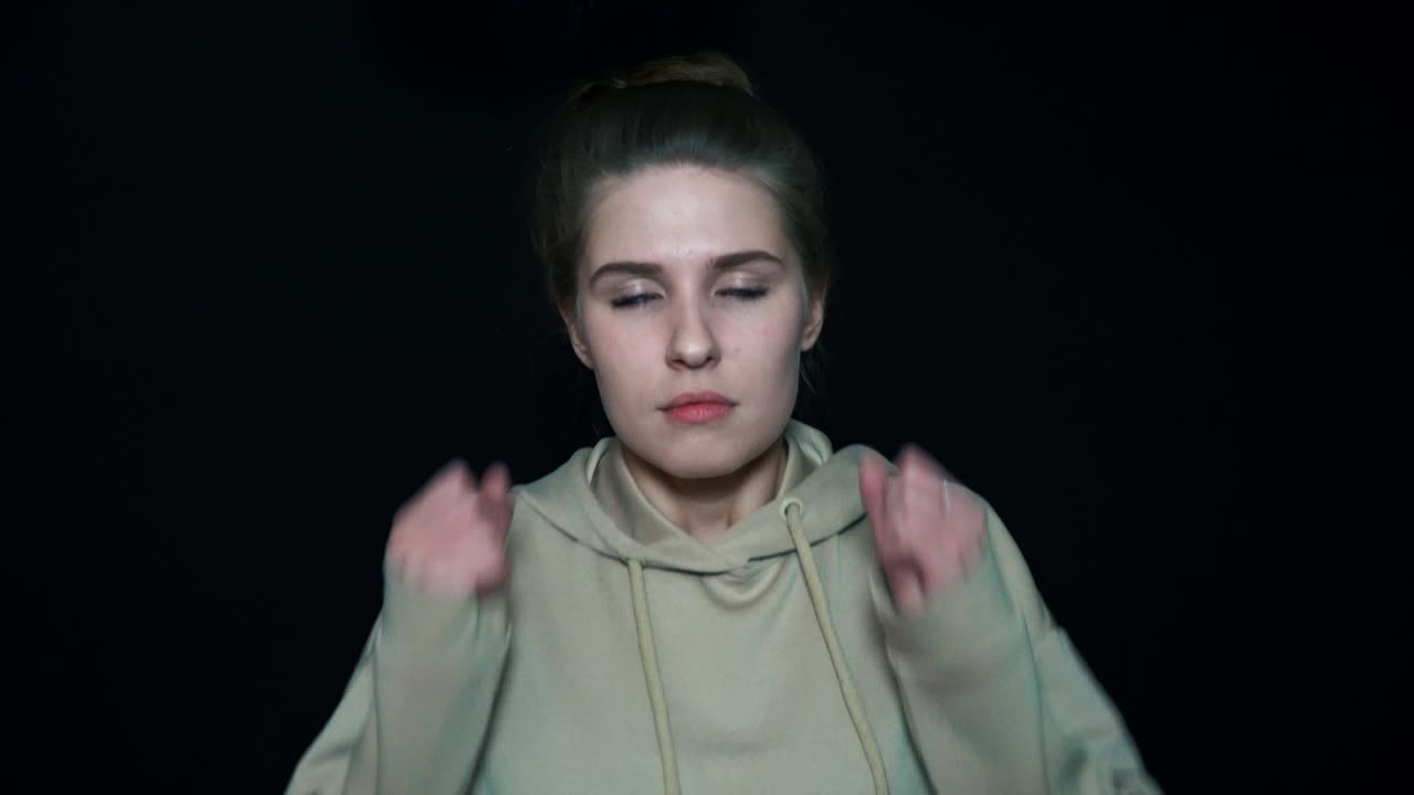 후디를 입은 여자 미소 짓고