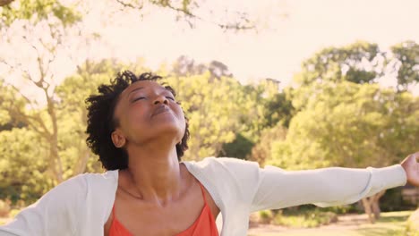 Portrait-of-woman-is-enjoying-the-sun