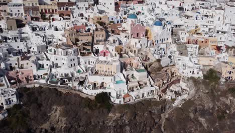 antena de casas y edificios en el pueblo, isla de santorini, grecia