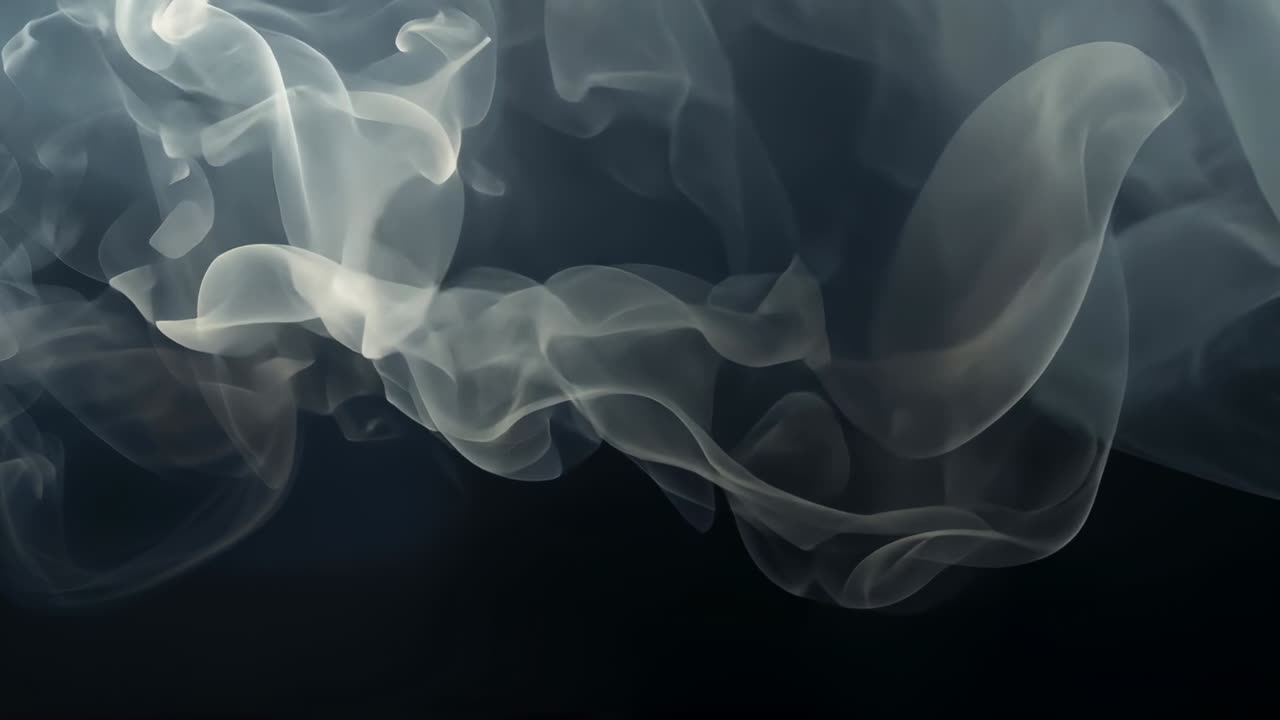 Emanazione di pennacchi di fumo grigio-bianco che fluttuano e si uniscono in cortine ondulate su uno sfondo nero