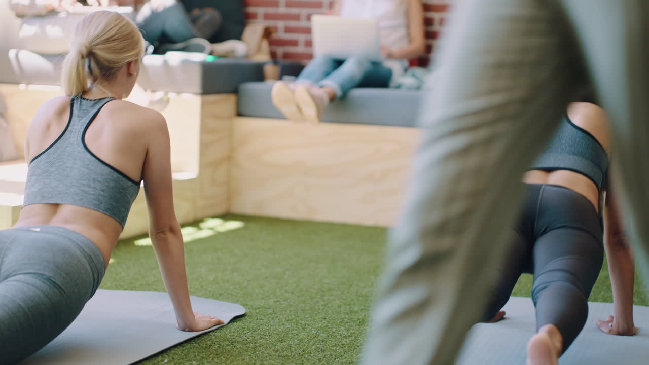 mujeres de negocios, ejercicio y hacer yoga