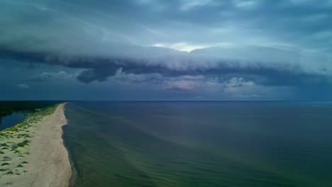 Barra-De-Arena-Entre-El-Río-Y-El-Mar-En-La-Hora-Azul