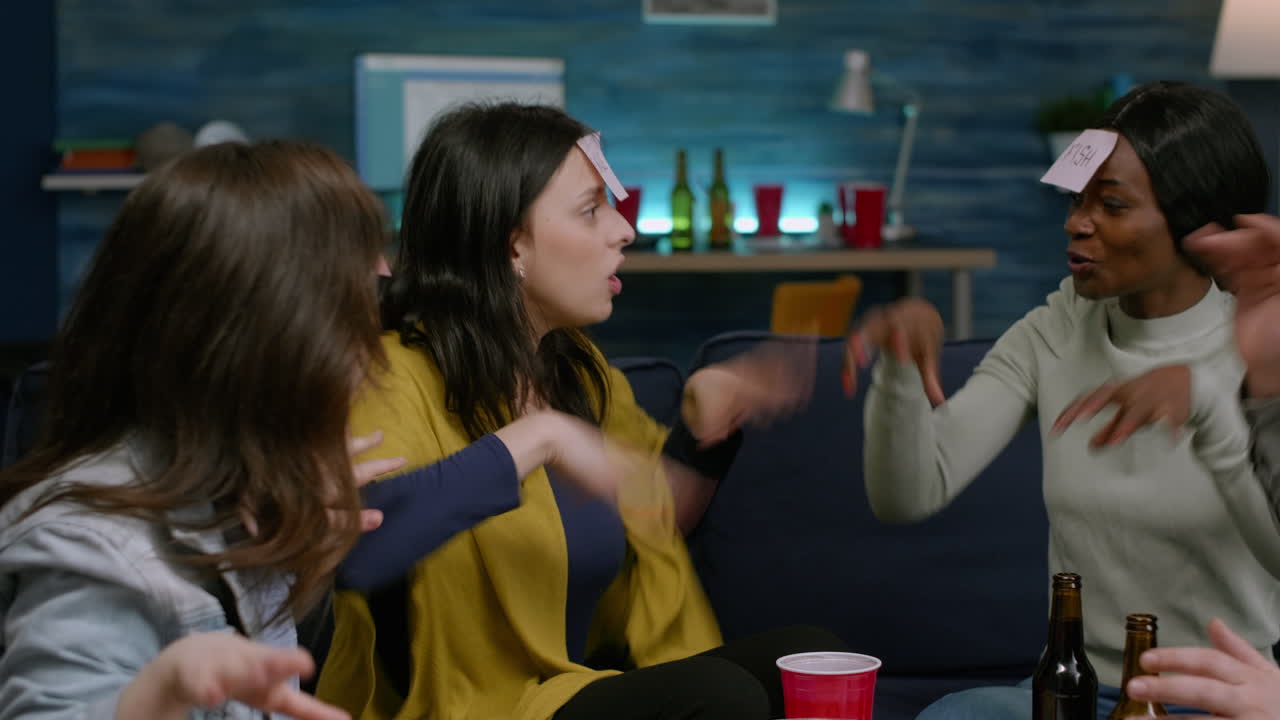 amigos multirraciales jugando entretenimiento interesante adivina quién es el juego