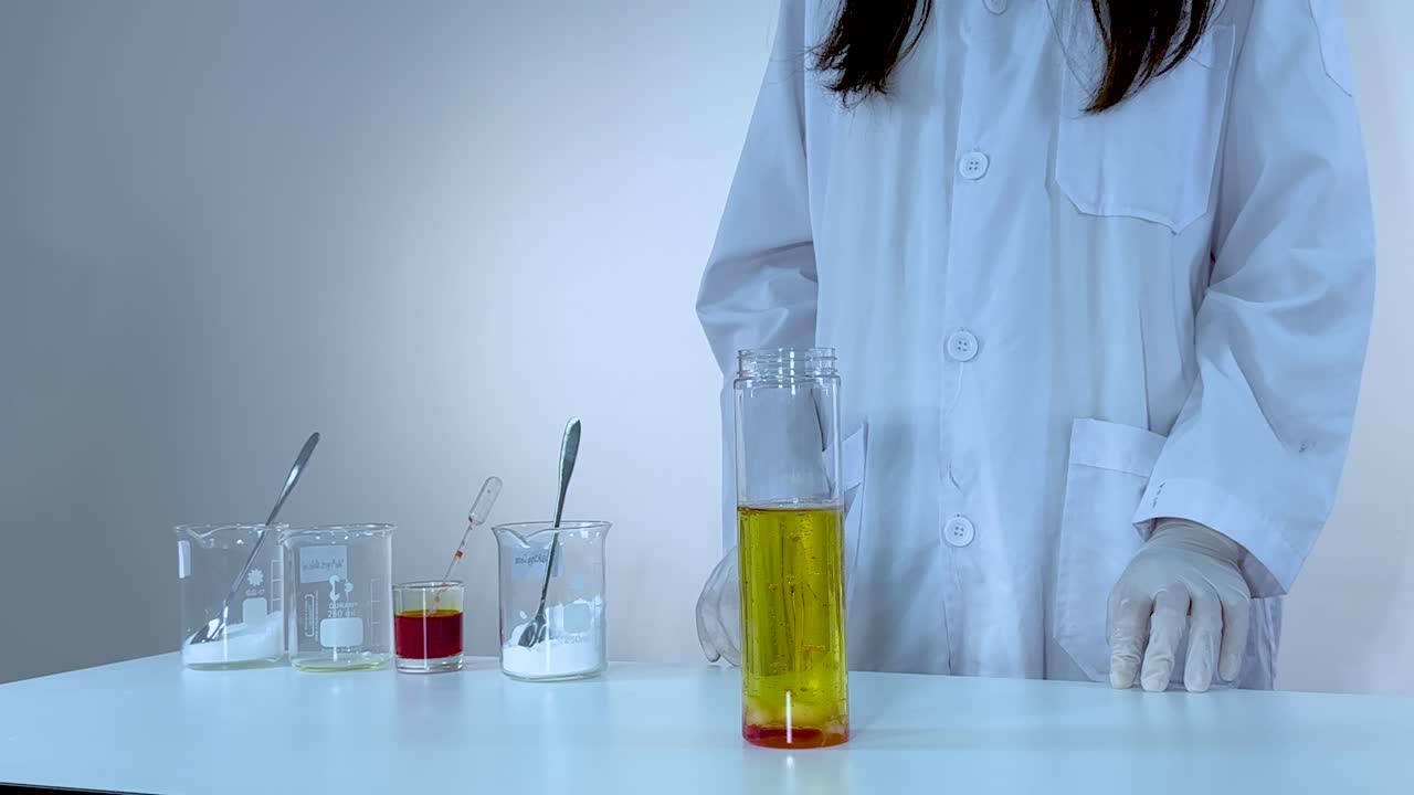 ученый проводит эксперимент с красочной лавовой лампой