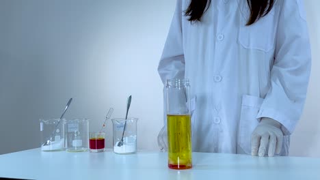 el científico lleva a cabo un experimento de lámpara de lava colorida