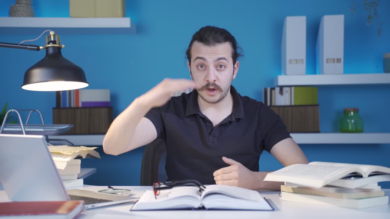 hombre dando motivación y charla de ánimo.