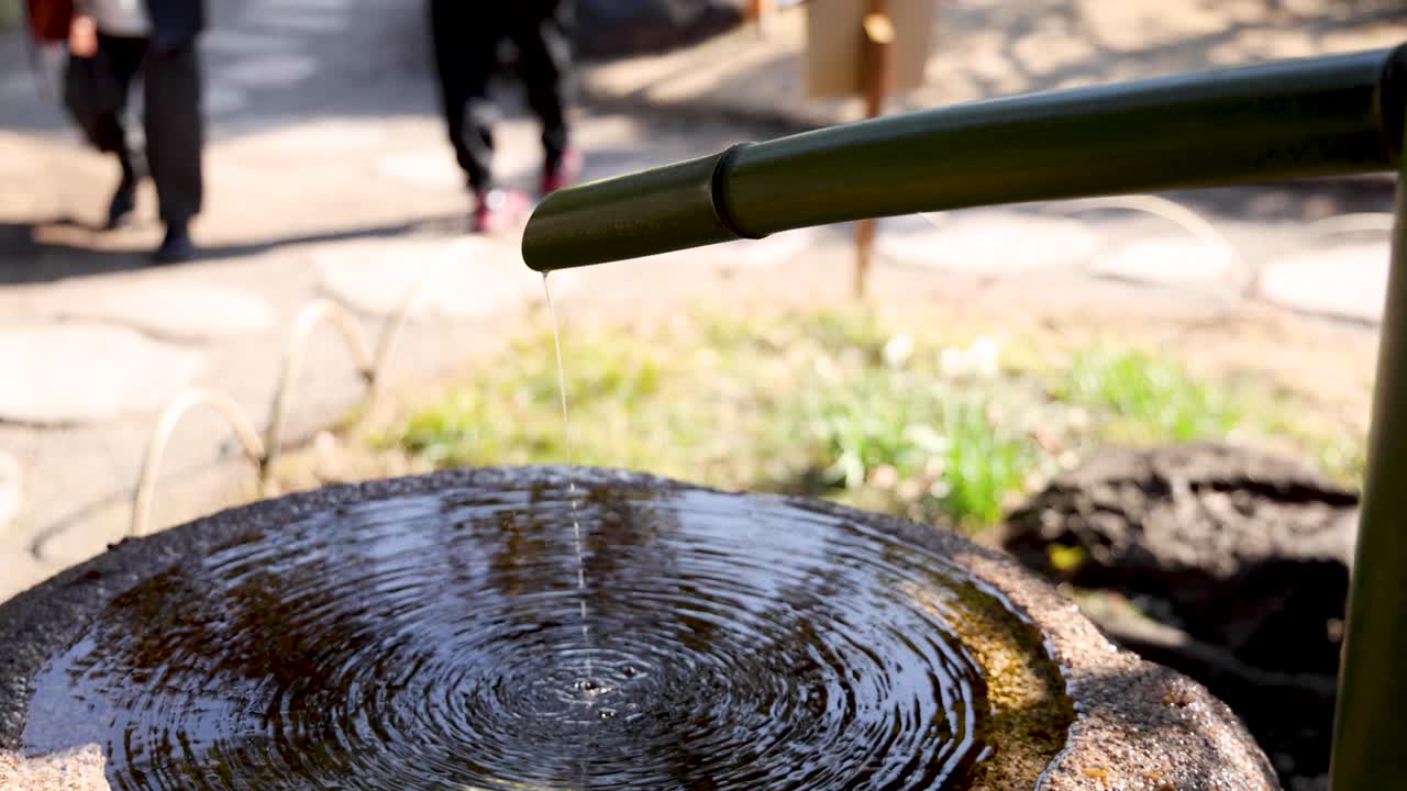 사람들이 지나가면서 수영장에서 물의 파동이 일어납니다.