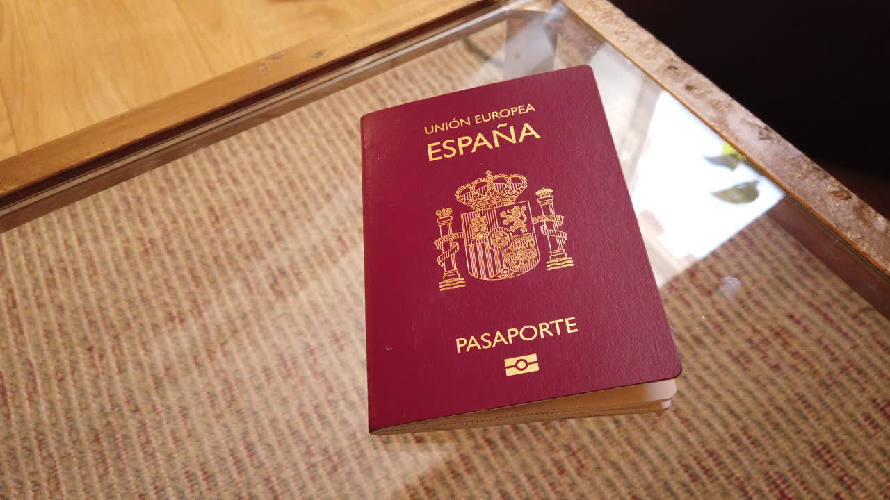 primer plano 4k de pasaportes españoles en una mesa de cristal