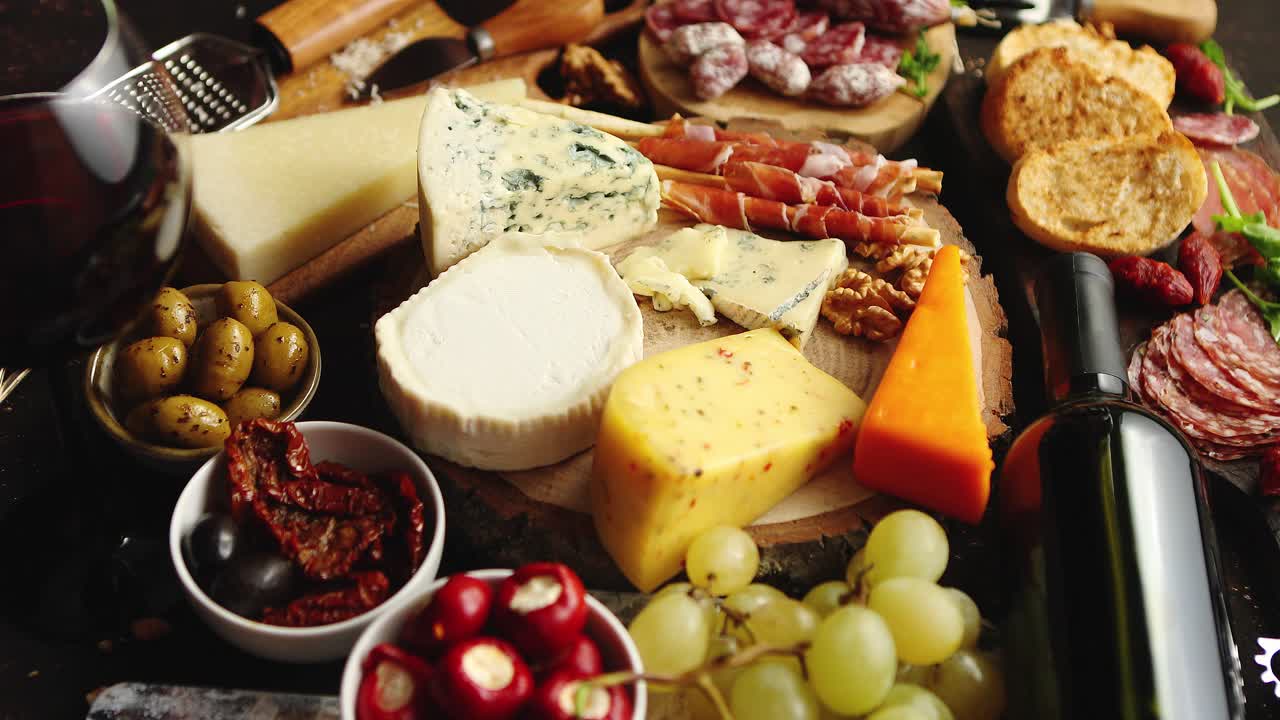 다양하고 맛있는 스페인식 프랑스식 또는 이탈리아식 아페르타이저의 거대한 구색