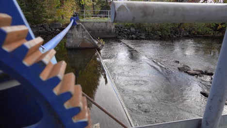 pan de izquierda a derecha por un río presa