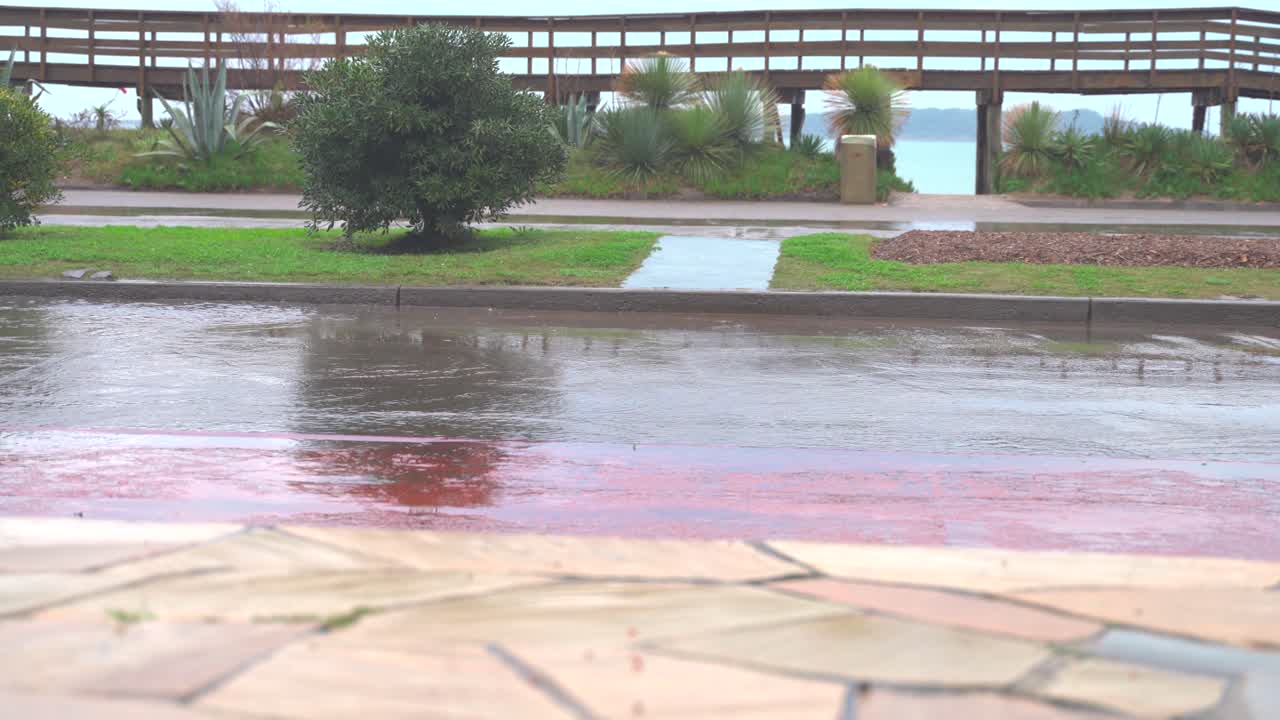 우루과이의  ⁇ 타 델 에스테 (punta del este) 의 통근 차량들이 물에 잠겨 있습니다.