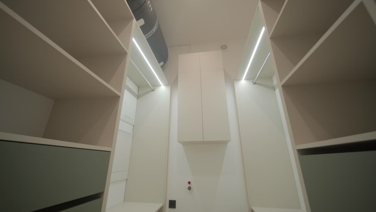 gran armario vacío espacioso con armarios blancos, cajones y soportes para colgadores. hermoso armario para colocar ropa y zapatos. concepto de diseño de interiores