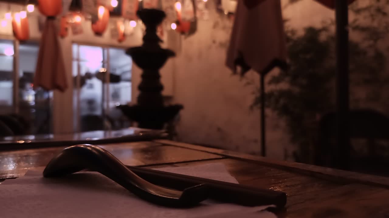 나무 탁자 위에 놓인 라면 숟가락