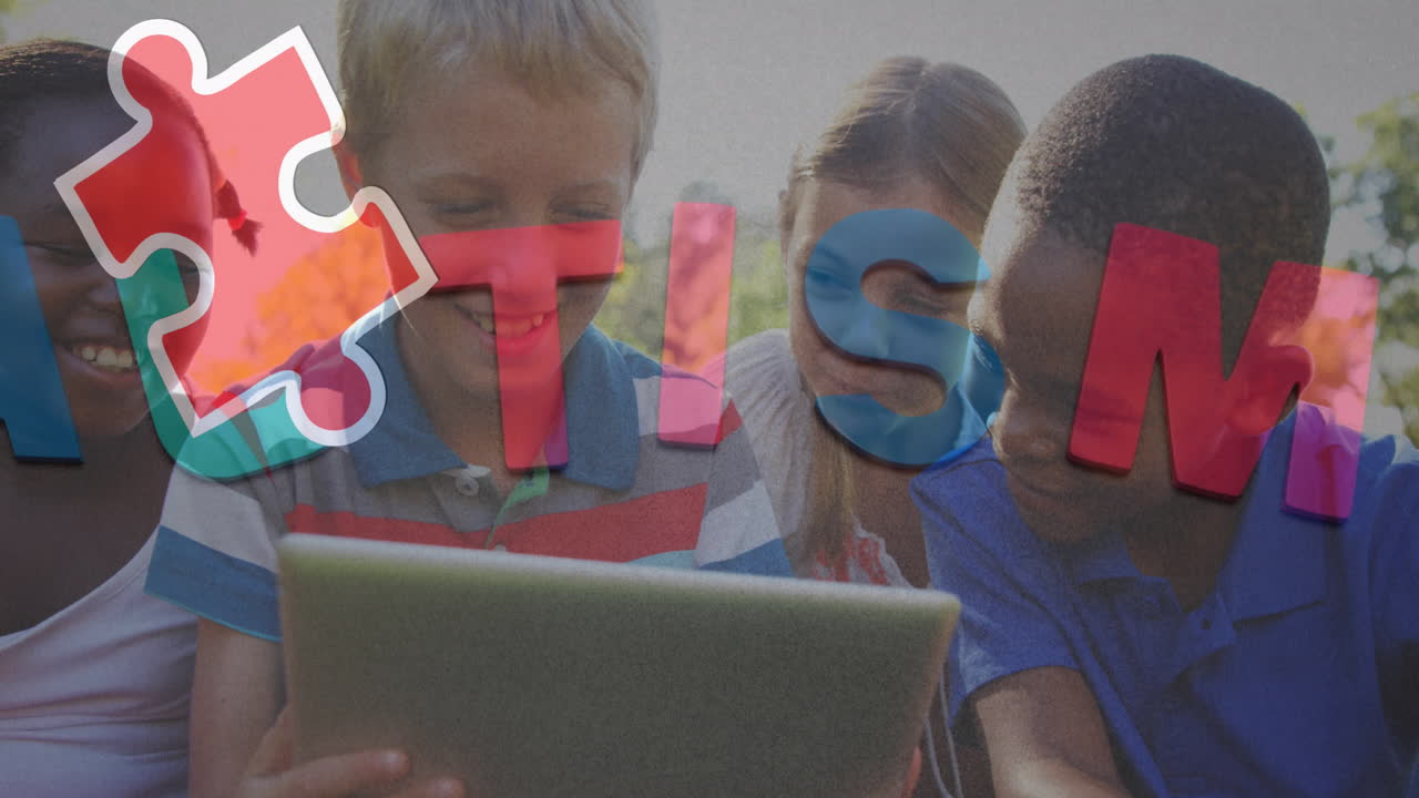 animación de piezas de rompecabezas coloridas y texto de autismo sobre niños que usan tablets
