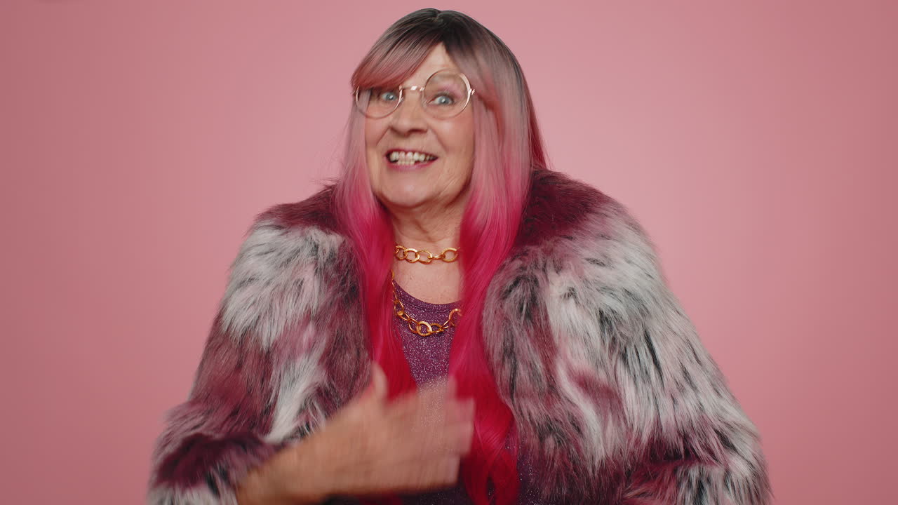 mujer encantadora y alegre aprueba la sugerencia, sacudiendo la cabeza con aprobación, satisfecha con el buen trabajo, como