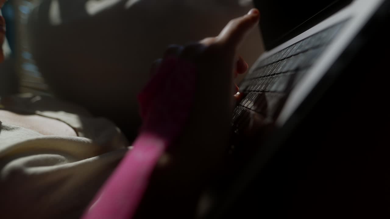 persona escribiendo en una computadora portátil