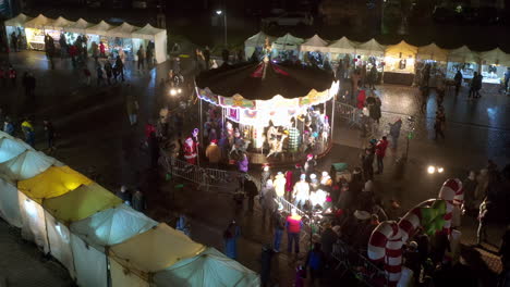 vista de drones de puestos de navidad y carrusel en la plaza podgorski con st