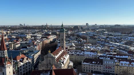 vista aérea de la ciudad de múnich desde lo alto de la iglesia de san pedro