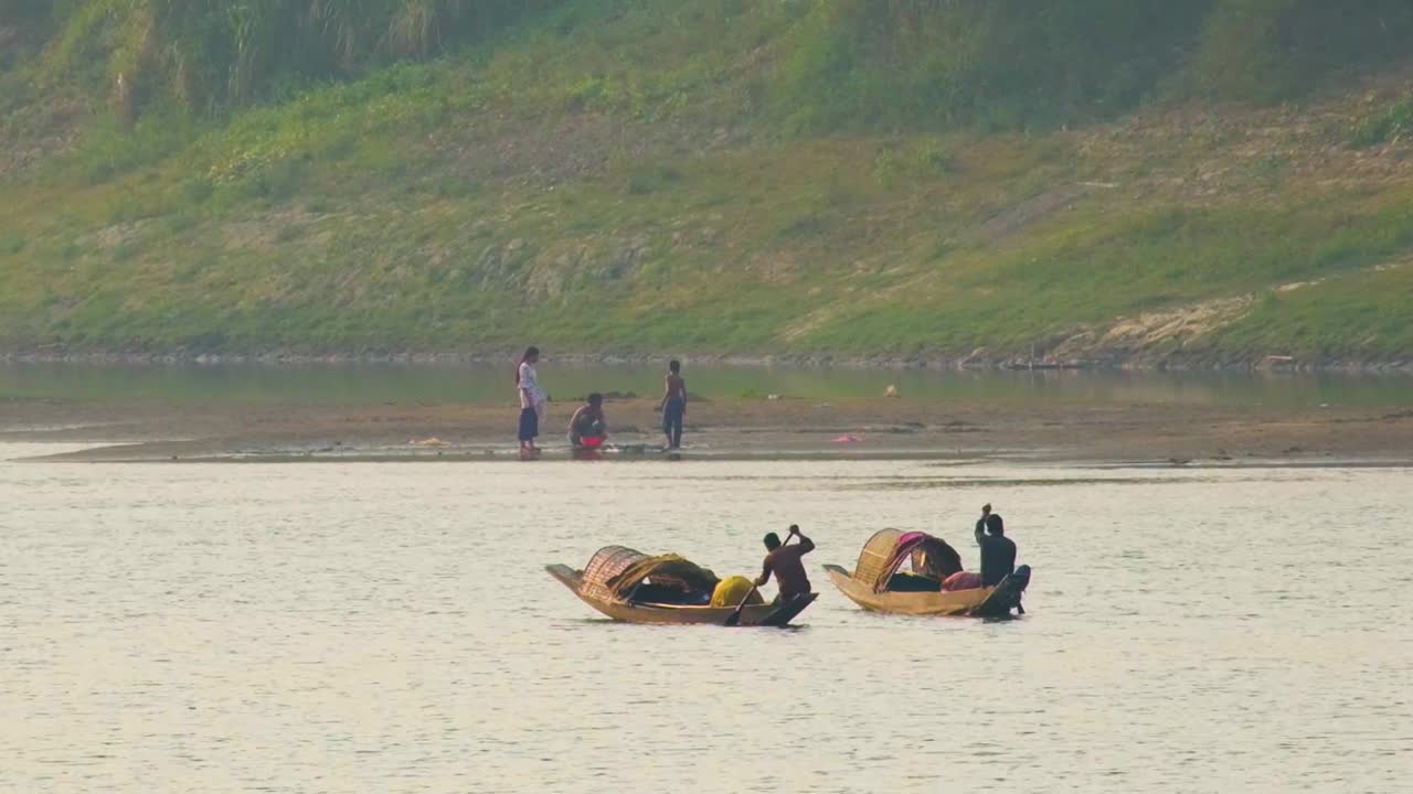 전통적인 방글라데시 보트인 집시(gypsy)는 독특한 디자인과 백그라운드에서 일하는 소수의 사람들과 함께 국가의 수로에서 사용되는 것으로 유명합니다.