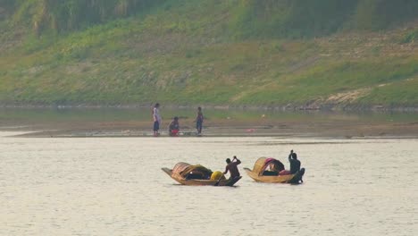 Gypsy,-Ein-Klassisches-Bangladeschisches-Boot,-Bekannt-Für-Sein-Einzigartiges-Design-Und-Seinen-Einsatz-Auf-Den-Wasserstraßen-Des-Landes-Mit-Einigen-Wenigen-Personen,-Die-Im-Hintergrund-Arbeiten