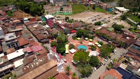 aldea colonial latina de guatape con la roca peñol en el fondo durante el día