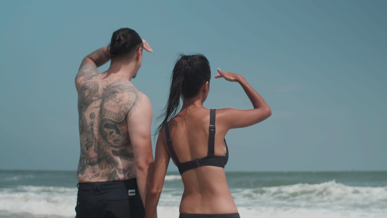 커플이 물속으로 들어갑니다.