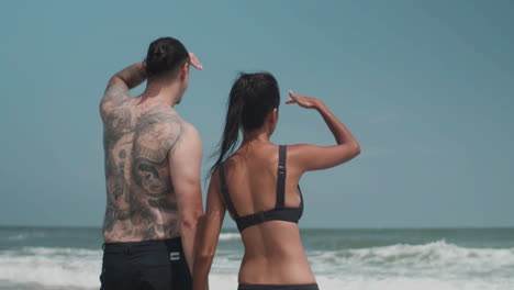 pareja entrando en el agua