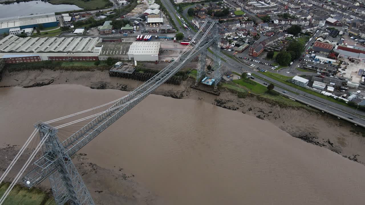 puente transportador de newport punto de referencia cruce alto vista aérea de ojo de pájaro órbita derecha