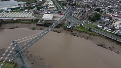 Newport-Puente-Transportador-Hito-Cruce-Alto-Ojo-De-Pájaro-Vista-Aérea-órbita-Derecha