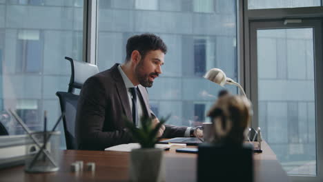 hombre de negocios discutiendo llamada de video mirando cámara web portátil sentado en la oficina de primer plano
