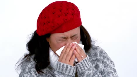 mujer soplando la nariz con papel de pañuelo