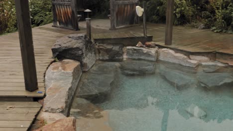 jacuzzi al aire libre y spa en el montpellier manoir en quebec