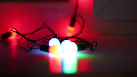 hacer corazón con las manos con brillante linterna multicolor en fondo oscuro, amor