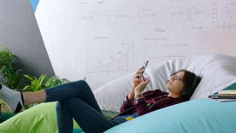 creativo, oficina y mujer relajarse con el teléfono inteligente