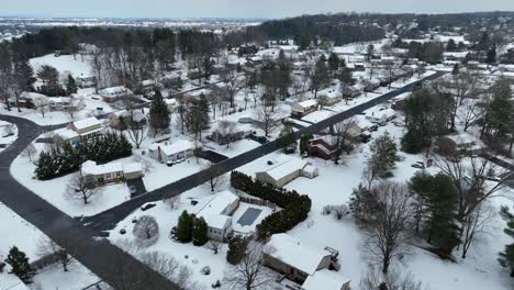 Sobrevuelo-Aéreo-De-Un-Suburbio-Moderno-En-Los-Estados-Unidos,-Complejo-De-Viviendas-Vecinales-Con-Nieve-En-El-Suelo