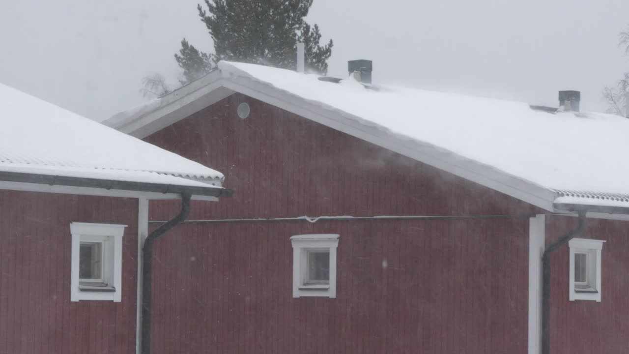 fuertes nevadas en la casa sueca roja tradicional, establecimiento, medio