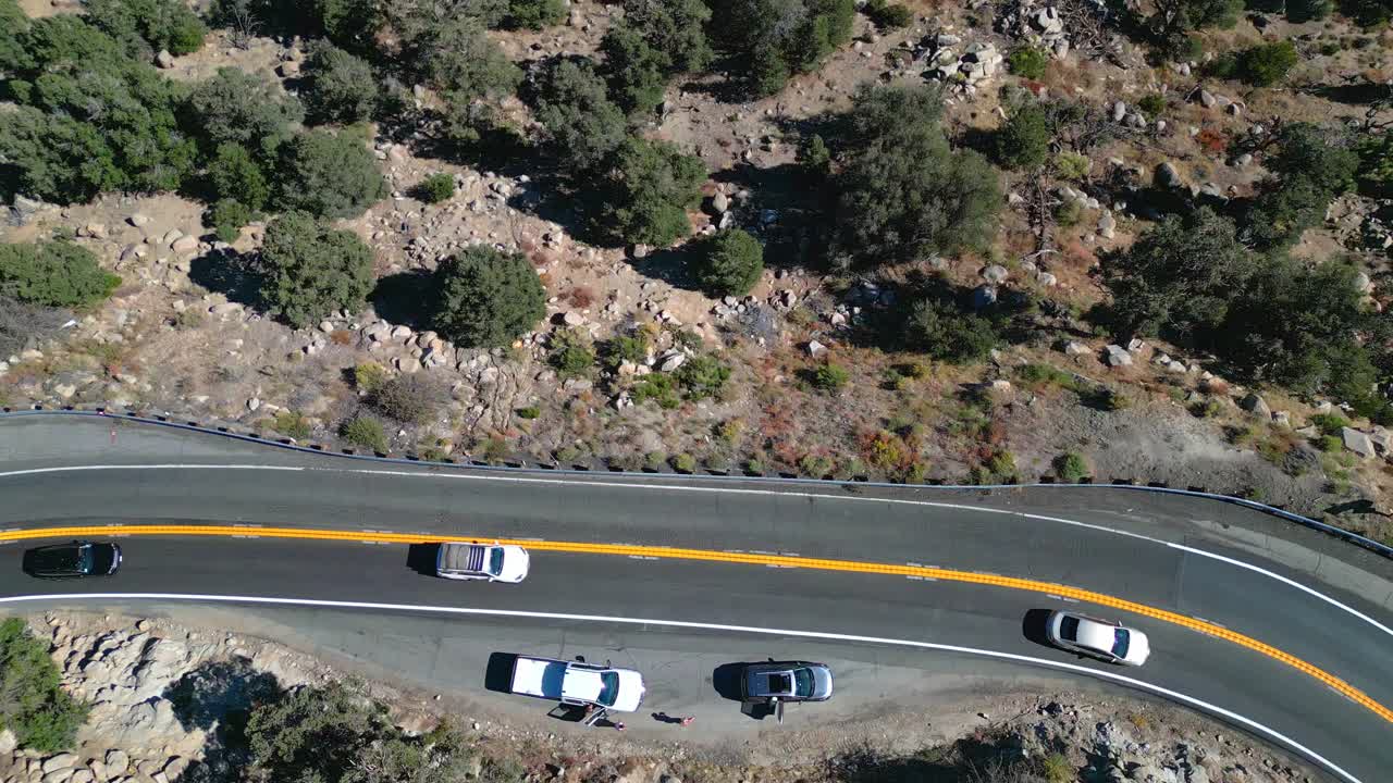 vista aérea de coches que viajan en la carretera cerca del café 247 en lucerne valley, california, estados unidos