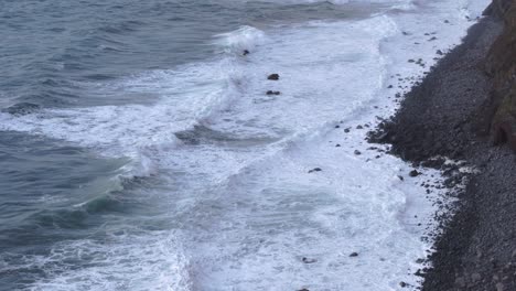 Tiro-Inclinado-Hacia-Arriba-Del-Océano-Atlántico-Con-Grandes-Olas-Cerca-De-Las-Azores---Tiro-Con-Drones