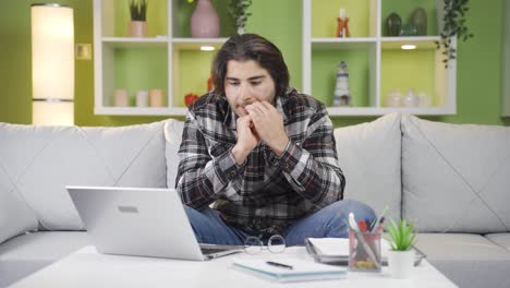 Gestresster-Und-Ernster-Mann,-Der-Konzentriert-Auf-Den-Laptop-Schaut.