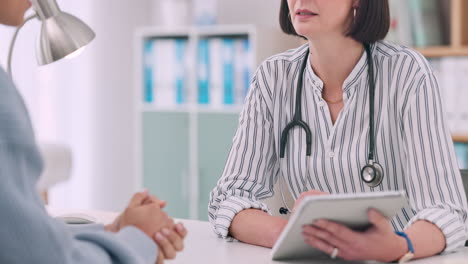 cuidados de saúde, comprimidos e médico de consulta da mulher