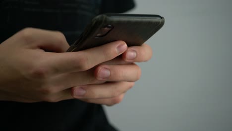 Benutzer-Schreibt-SMS-Und-Sendet-SMS-Textnachrichten-Auf-Mobilen-Geräten