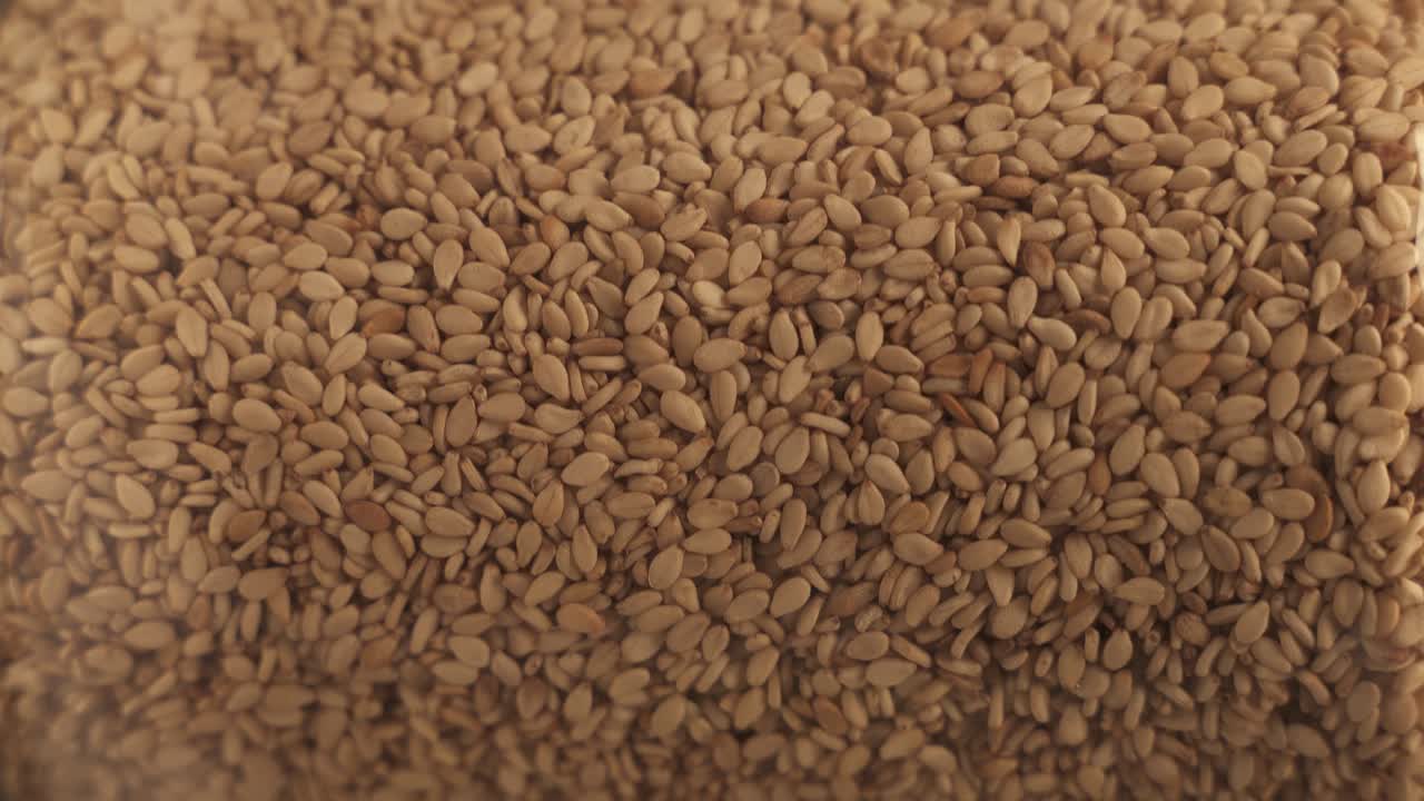 턴테이블 플랫폼에서 녹색 유기농 참깨를 닫습니다.